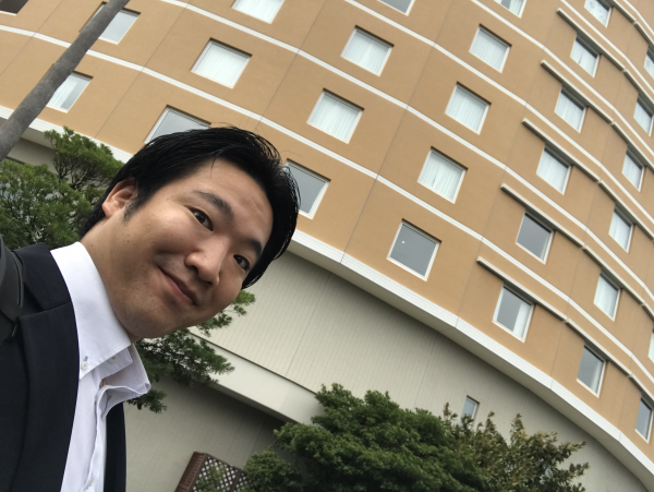岩城成弘講師 – 接遇のスペシャリストとしてのキャリア